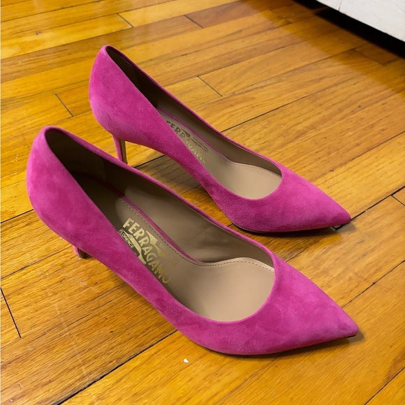 Never-worn pink suede Ferragamo heels size 7.5 - Picture 3 of 5